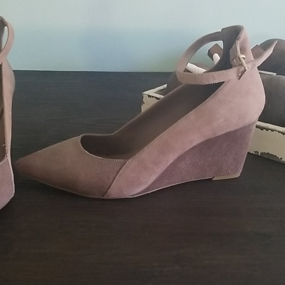 Suede Nude/tan wedges